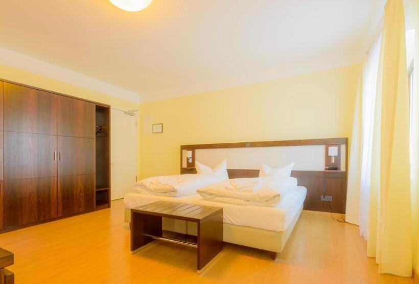 호텔 Am Tiefwarensee