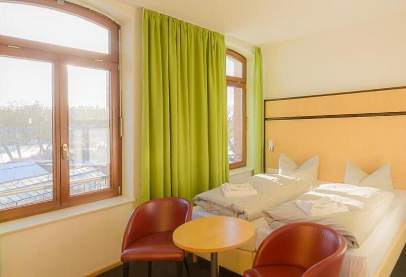 호텔 Am Tiefwarensee