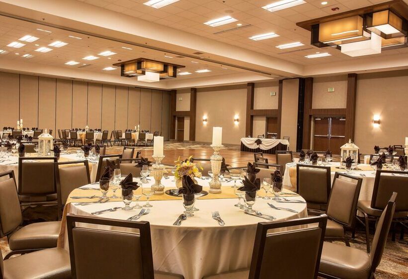 هتل Doubletree By Hilton Fresno Convention Center