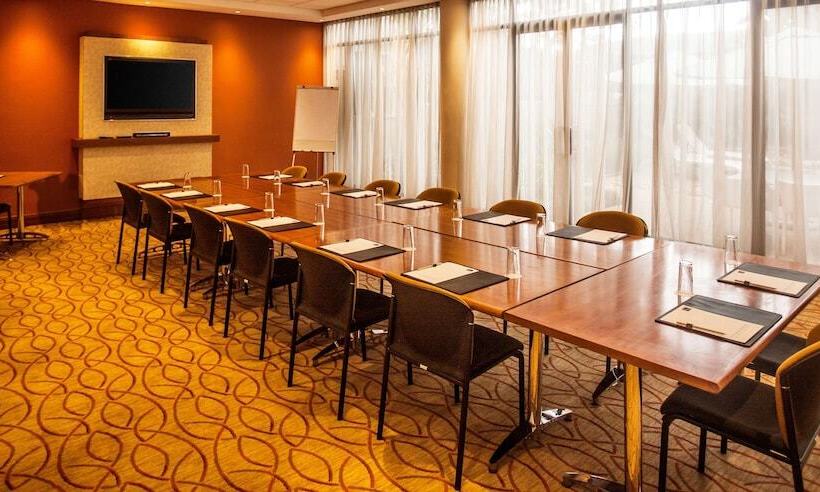 هتل Garden Court Hatfield