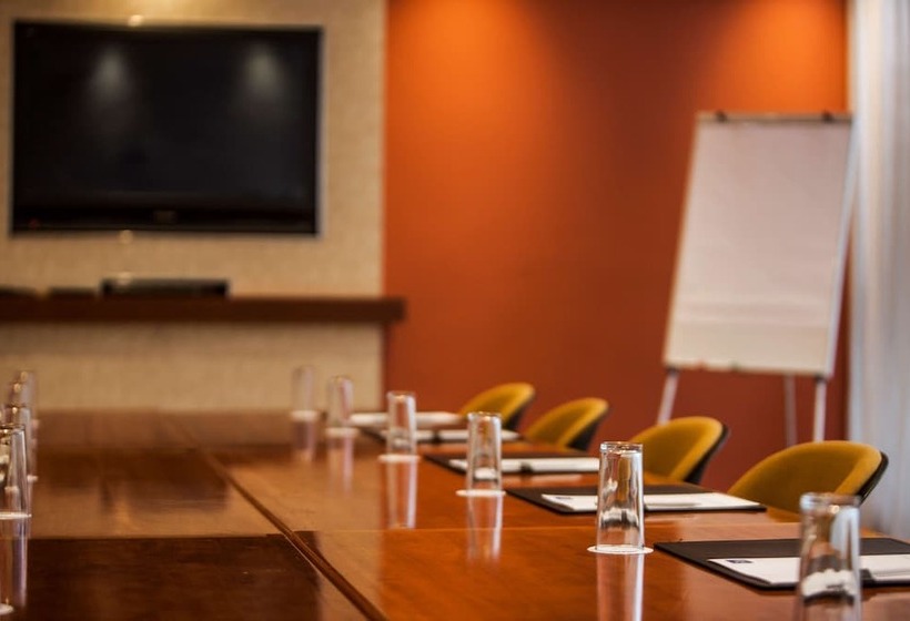 هتل Garden Court Hatfield