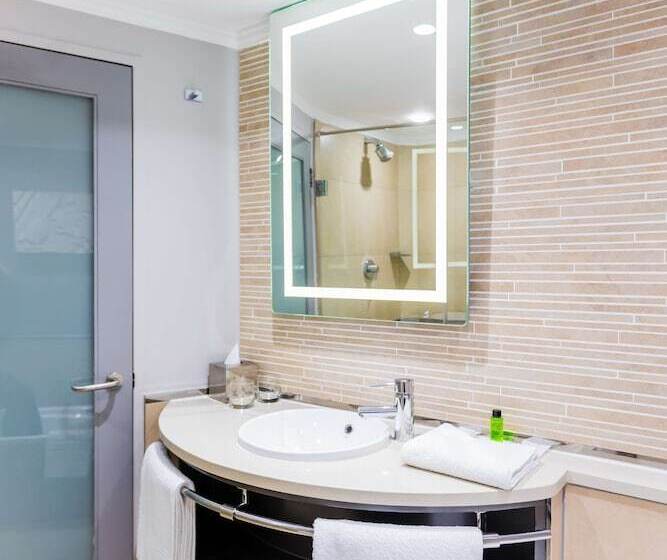 هتل Garden Court Hatfield