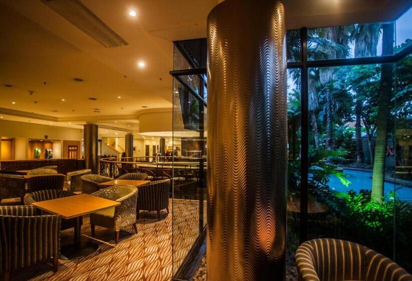 هتل Garden Court Hatfield