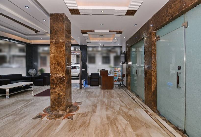 Отель Chowdhry Tourist Lodge   New Delhi Railway Station   2 Minutes Walk