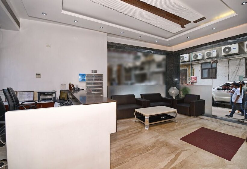 Отель Chowdhry Tourist Lodge   New Delhi Railway Station   2 Minutes Walk