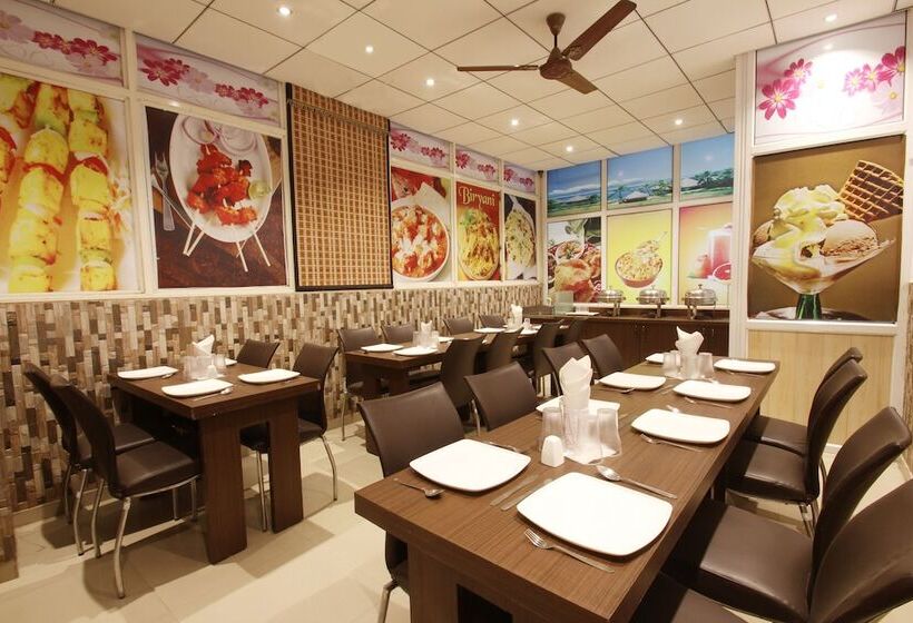 Отель Chowdhry Tourist Lodge   New Delhi Railway Station   2 Minutes Walk