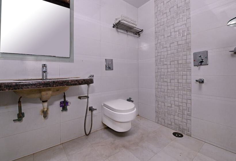 Отель Chowdhry Tourist Lodge   New Delhi Railway Station   2 Minutes Walk