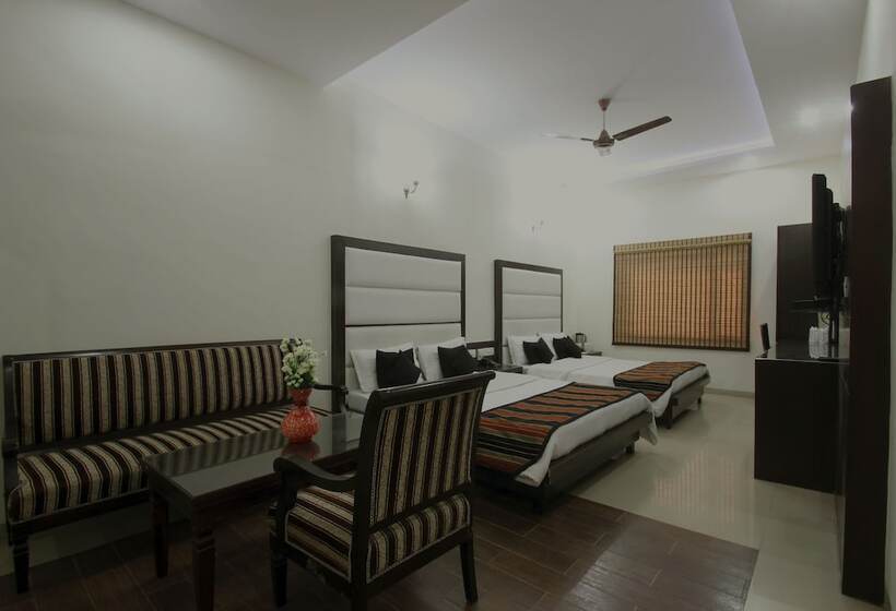 Отель Chowdhry Tourist Lodge   New Delhi Railway Station   2 Minutes Walk