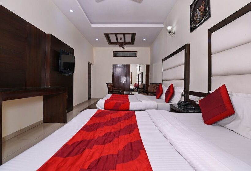 Отель Chowdhry Tourist Lodge   New Delhi Railway Station   2 Minutes Walk