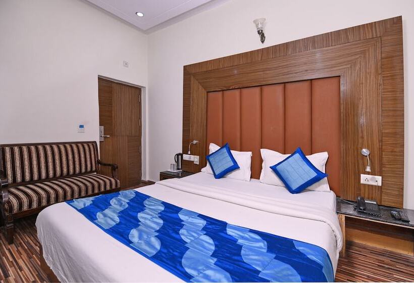 Отель Chowdhry Tourist Lodge   New Delhi Railway Station   2 Minutes Walk