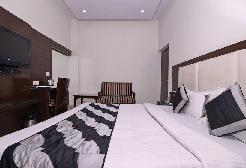 Отель Chowdhry Tourist Lodge   New Delhi Railway Station   2 Minutes Walk