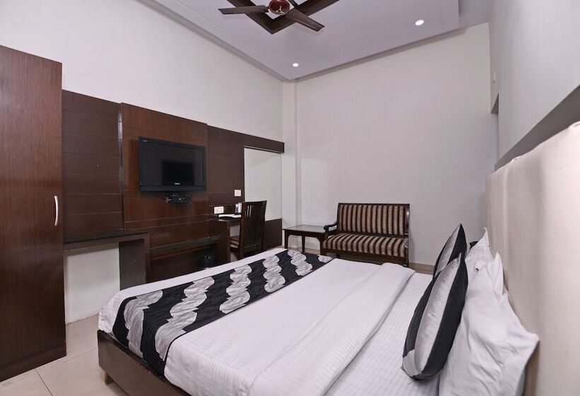 Отель Chowdhry Tourist Lodge   New Delhi Railway Station   2 Minutes Walk