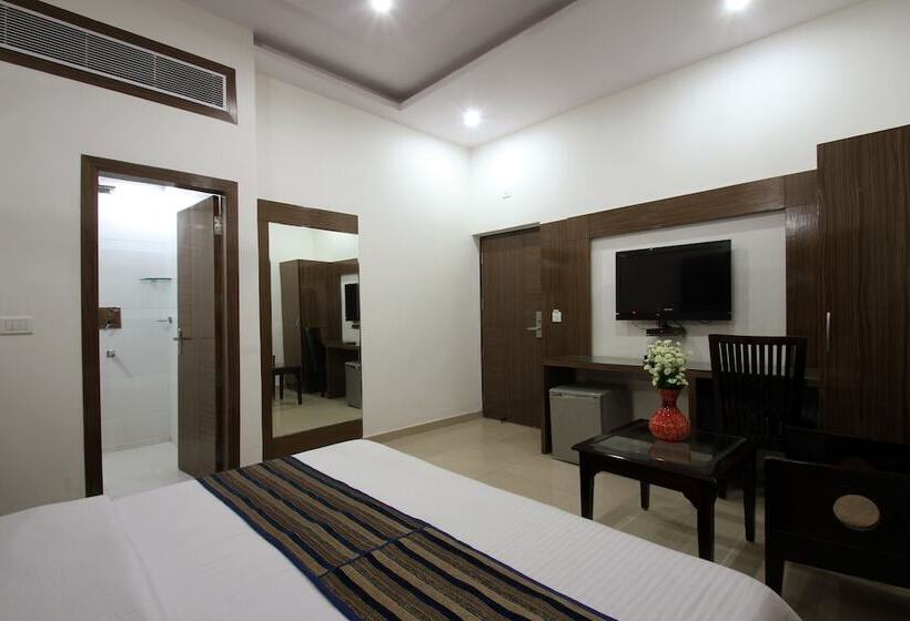 Отель Chowdhry Tourist Lodge   New Delhi Railway Station   2 Minutes Walk