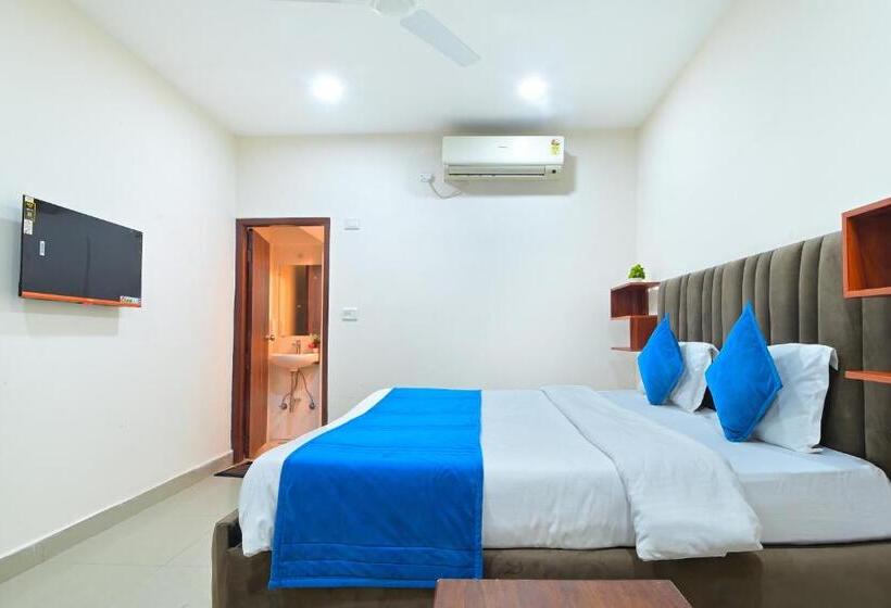 Отель Chowdhry Tourist Lodge   New Delhi Railway Station   2 Minutes Walk