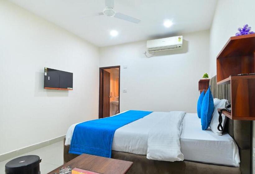 Отель Chowdhry Tourist Lodge   New Delhi Railway Station   2 Minutes Walk