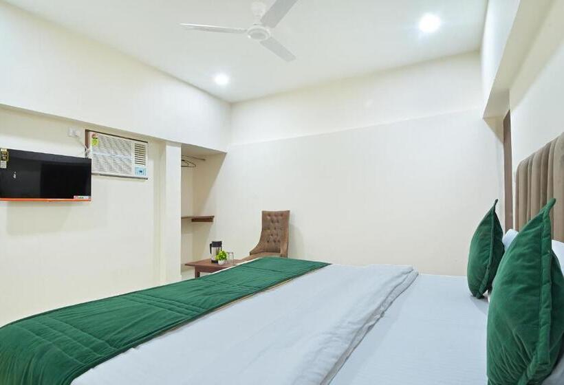 Отель Chowdhry Tourist Lodge   New Delhi Railway Station   2 Minutes Walk