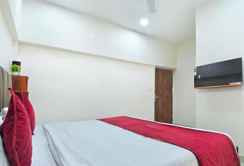 Отель Chowdhry Tourist Lodge   New Delhi Railway Station   2 Minutes Walk