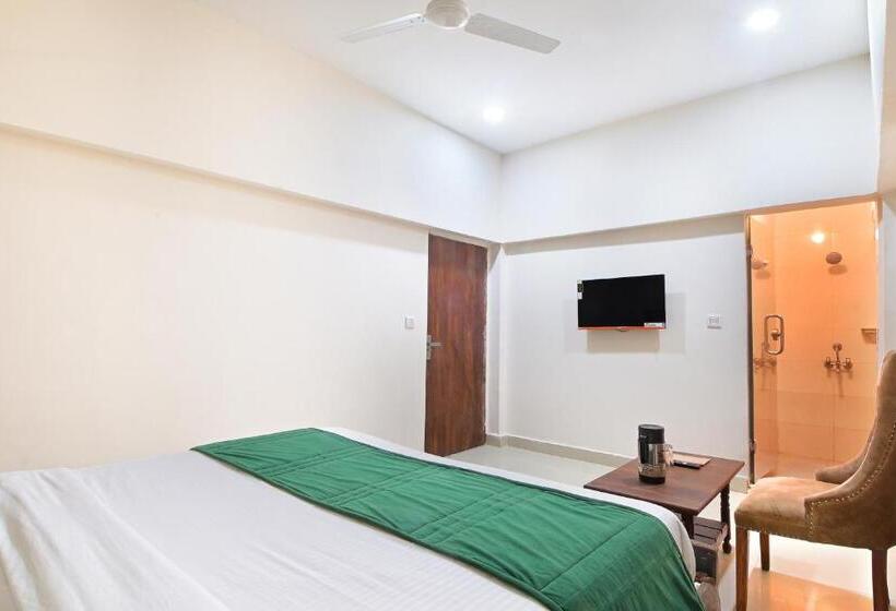 Отель Chowdhry Tourist Lodge   New Delhi Railway Station   2 Minutes Walk