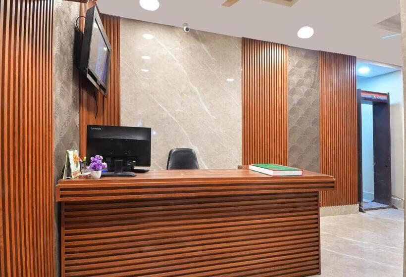 Отель Chowdhry Tourist Lodge   New Delhi Railway Station   2 Minutes Walk