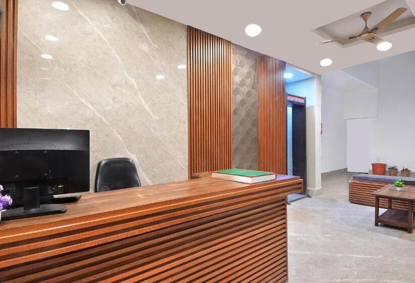 Отель Chowdhry Tourist Lodge   New Delhi Railway Station   2 Minutes Walk