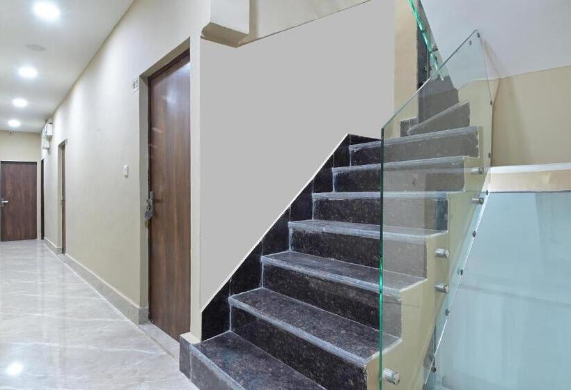 Отель Chowdhry Tourist Lodge   New Delhi Railway Station   2 Minutes Walk