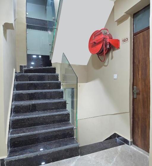 Отель Chowdhry Tourist Lodge   New Delhi Railway Station   2 Minutes Walk