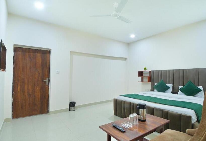 Отель Chowdhry Tourist Lodge   New Delhi Railway Station   2 Minutes Walk