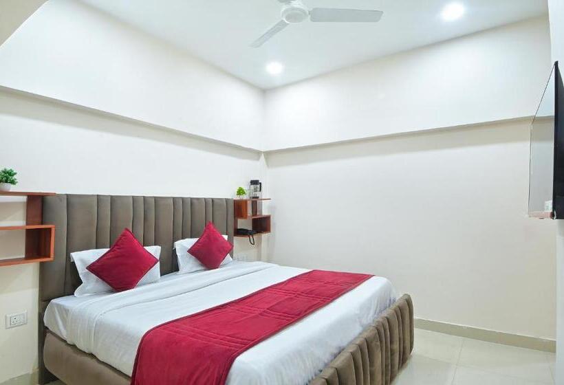 Отель Chowdhry Tourist Lodge   New Delhi Railway Station   2 Minutes Walk