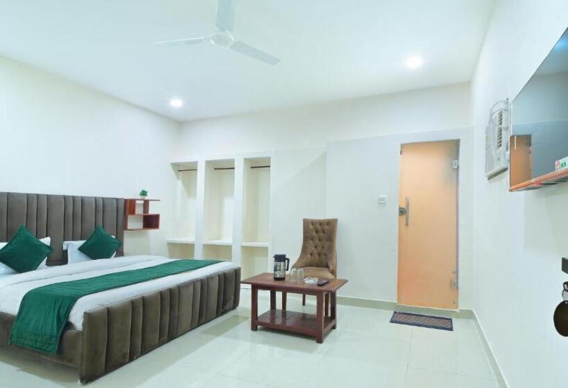 Отель Chowdhry Tourist Lodge   New Delhi Railway Station   2 Minutes Walk