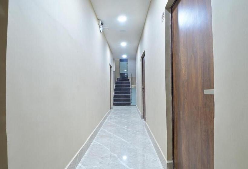 Отель Chowdhry Tourist Lodge   New Delhi Railway Station   2 Minutes Walk