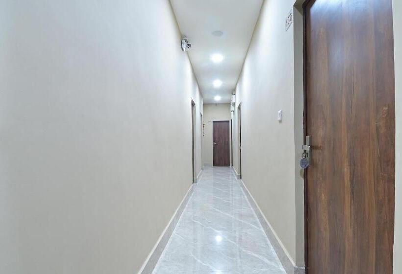 Отель Chowdhry Tourist Lodge   New Delhi Railway Station   2 Minutes Walk