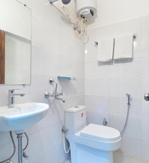 Отель Chowdhry Tourist Lodge   New Delhi Railway Station   2 Minutes Walk