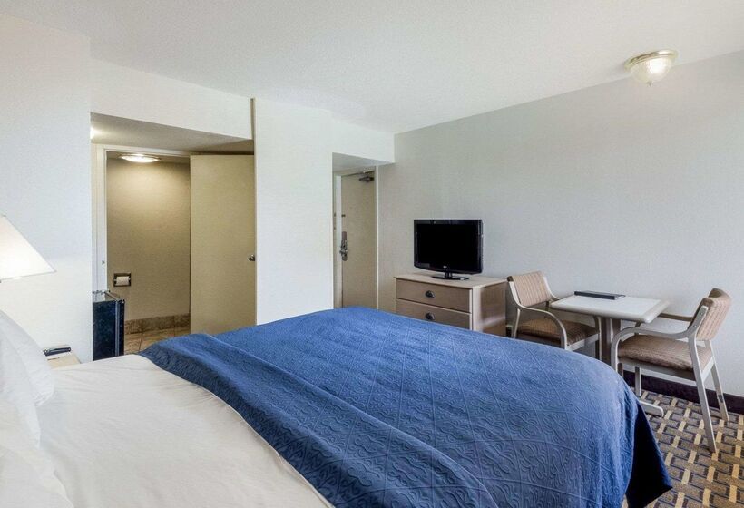 هتل Quality Inn & Suites On The Beach