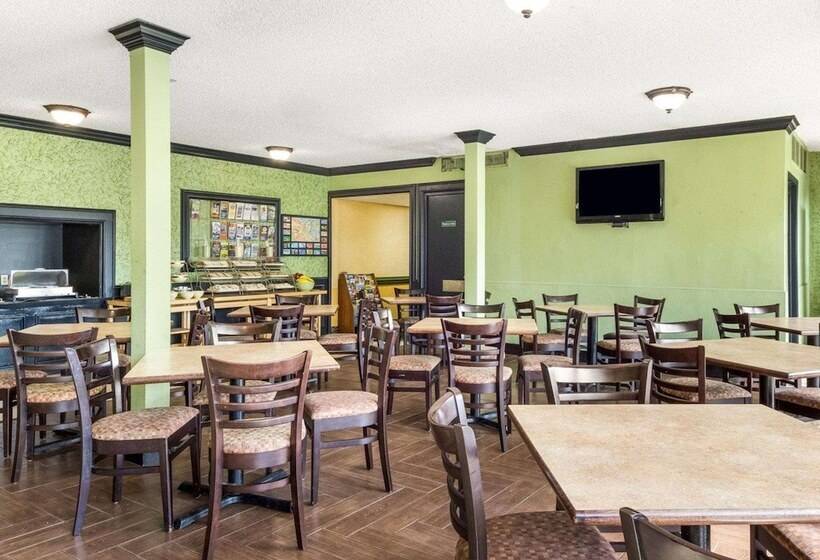 هتل Quality Inn & Suites On The Beach