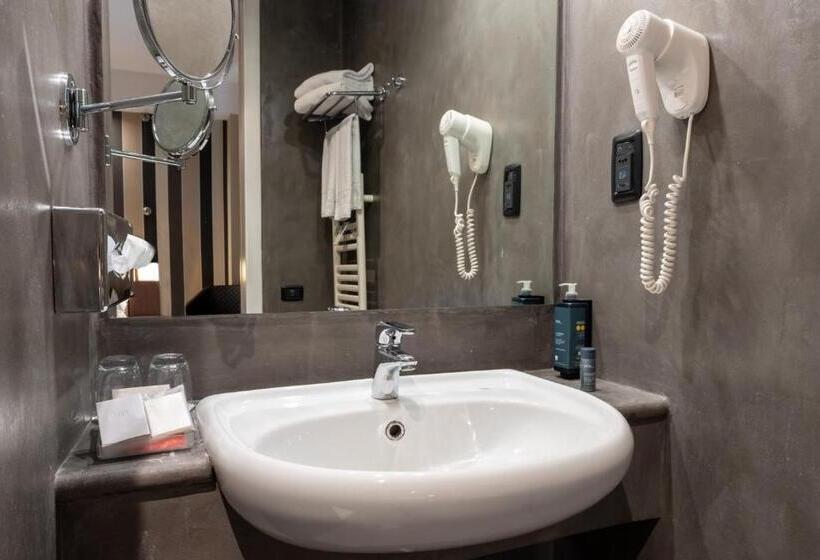 هتل Th Roma  Carpegna Palace