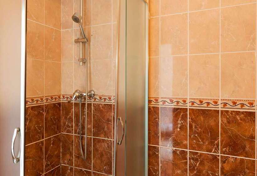 Отель The Originals City, Hôtel Le Cheval Rouge, Tours Ouest