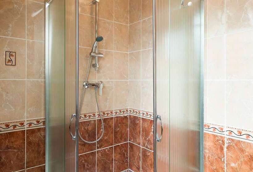 Отель The Originals City, Hôtel Le Cheval Rouge, Tours Ouest