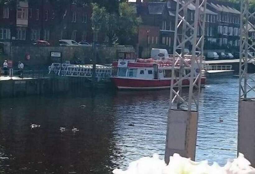 בית מלון כפרי The Queens