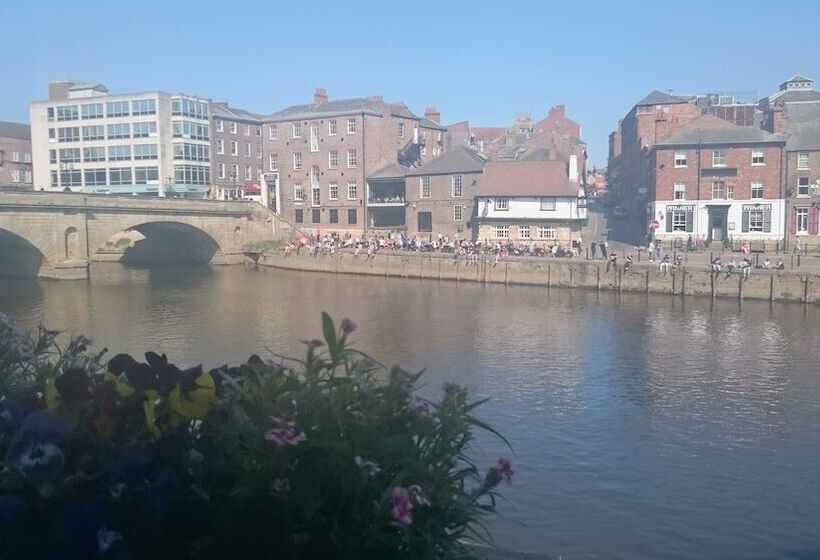 בית מלון כפרי The Queens