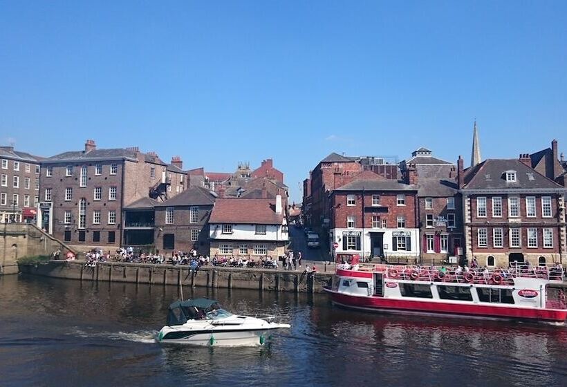 בית מלון כפרי The Queens