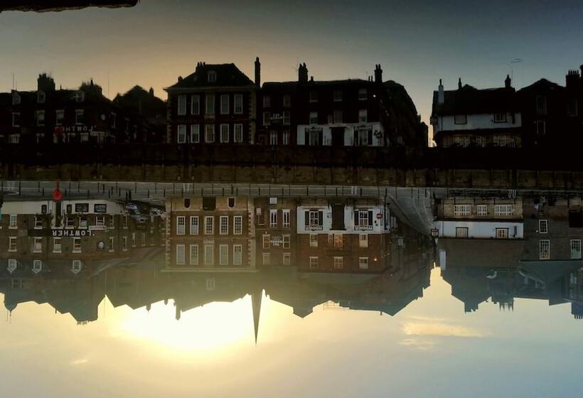 בית מלון כפרי The Queens