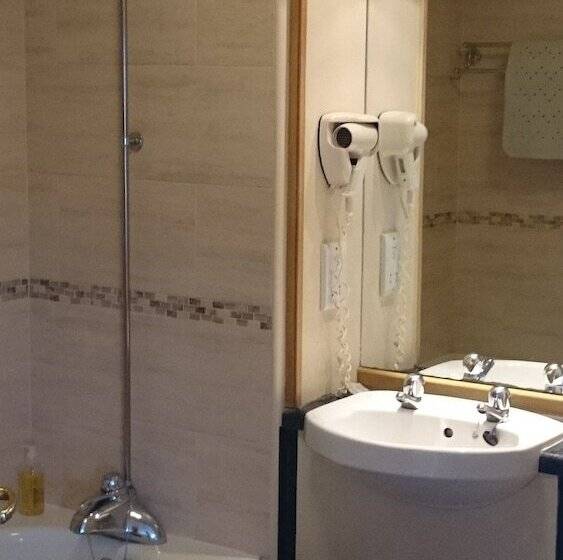 בית מלון כפרי The Queens