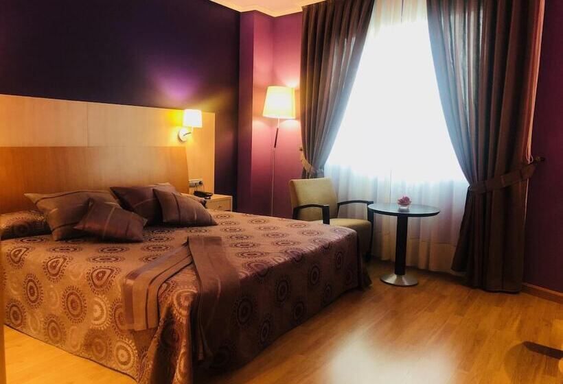 هتل Villa De Benavente