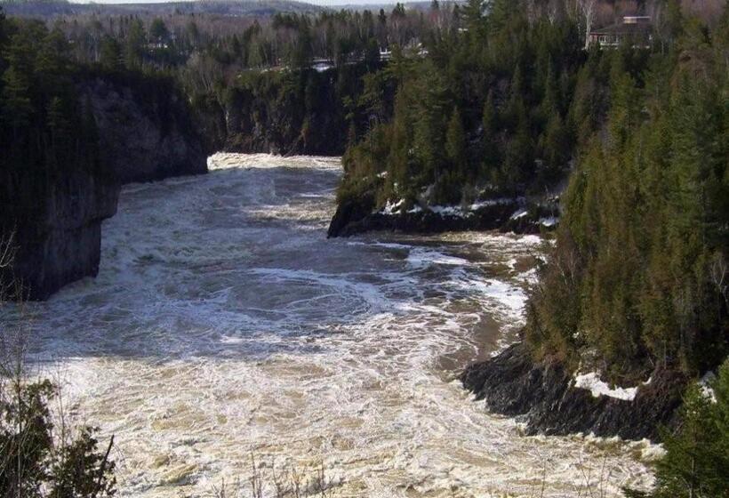 فندق على الطريق Travelodge By Wyndham Grand Falls