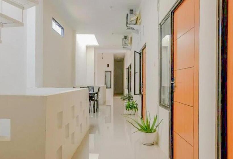 Отель Reddoorz Syariah Near Universitas Muhammadiyah Jember