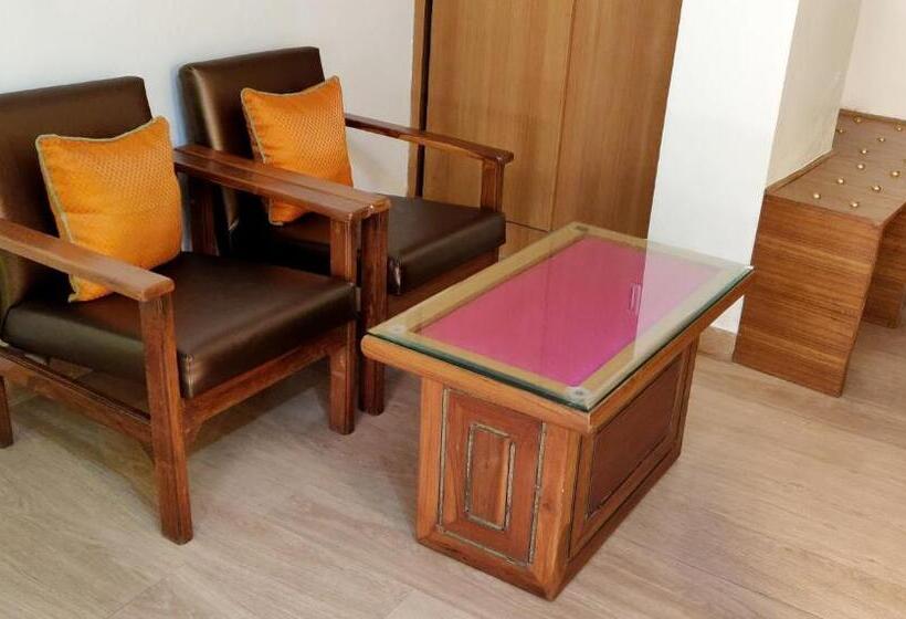 ホテル The Three Oaks Boutique