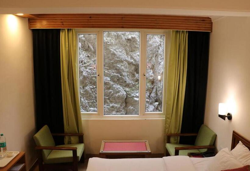 בית מלון כפרי The Three Oaks Boutique