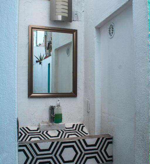 Пансион Monkey Safari Hostel