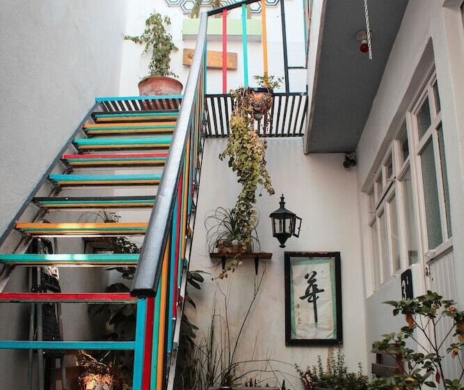 Пансион Monkey Safari Hostel