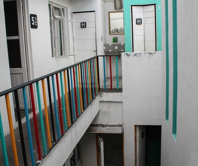 Пансион Monkey Safari Hostel